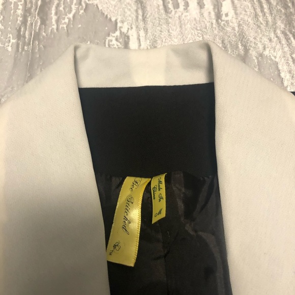 🎀 Black Blazer with Off White Accent - Picture 3 of 4